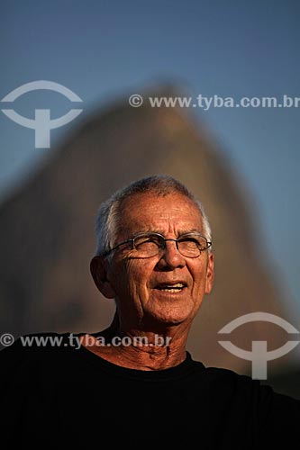  Subject: Man at Aterro do Flamengo (Flamengo Landfill)  with Sugar Loaf in the background  / Place:  Rio de janeiro city - Rio de Janeiro state - Brazil  / Date:  
