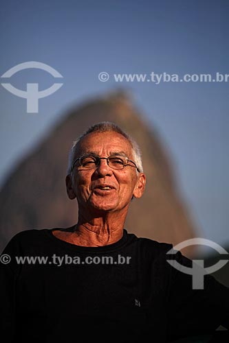  Subject: Man at Aterro do Flamengo (Flamengo Landfill)  with Sugar Loaf in the background  / Place:  Rio de janeiro city - Rio de Janeiro state - Brazil  / Date:  