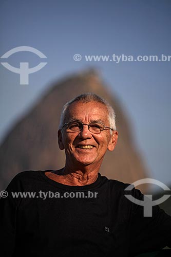  Subject: Man at Aterro do Flamengo (Flamengo Landfill)  with Sugar Loaf in the background  / Place:  Rio de janeiro city - Rio de Janeiro state - Brazil  / Date:  