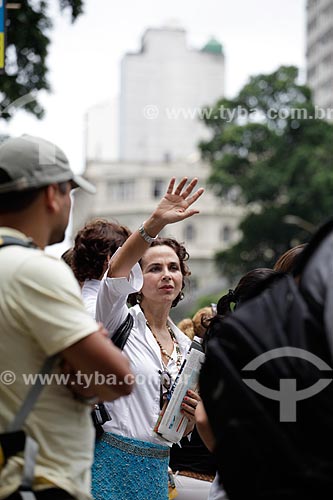  Subject: Woman trying to catch some transport on the crowded streets of the business center and commercial center of the city  / Place:  Rio de janeiro City - Rio de Janeiro State - Brazil  / Date: 19/02/2010 