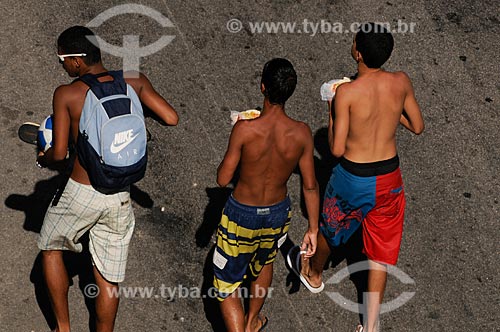  Subject: People eating hot dog in the middle of the street  / Place:  Rio de janeiro city - Rio de Janeiro state - Brazil  / Date: 01/02/2009 