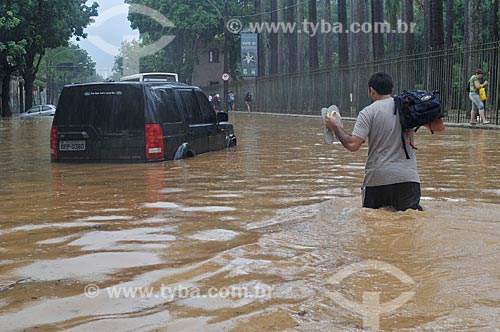 Subject: Flood on the streets of Jardim Botanico / Place: Rio de Janeiro, Brazil / Date: abril 2010 