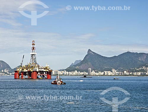  Subject: Floating platform anchored for maintenance in shipyard at Guanabara Bay - the city of Rio de Janeiro in the background  / Place:  Niteroi city - Rio de Janeiro state - Brazil  / Date: Setembro de 2009 
