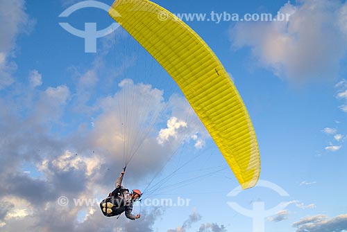  Subject: Man flying in a paraglider  / Place:  Niteroi city - Rio de Janeiro state - Brazil  / Date: Junho de 2009 
