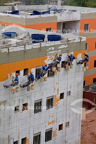  Subject: Growth Acceleration Program (Programa de Aceleracao do Crescimento - PAC) aim to improve the countrys infrastructure - workers painting a building of Poesi Housing - Complexo do Alemao  / Place:  Rio de Janeiro city - Rio de Janeiro state  