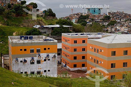  Subject: Growth Acceleration Program (Programa de Aceleracao do Crescimento - PAC) aim to improve the countrys infrastructure - workers painting a building of Poesi Housing - Complexo do Alemao  / Place:  Rio de Janeiro city - Rio de Janeiro state  