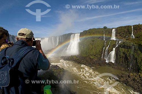  Subject: Tourist taking pictures of Iguaçu falls  in Iguaçu National Park - the park was declared Natural Heritage of Humanity by UNESCO  / Place: Foz do Iguaçu - Parana state - Brazil  / Date: 07/06/2009 