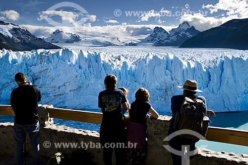  Subject: Tourists watching ice pieces on the water called Perito Moreno Glacier in Los Glaciares National Park - the park was declared a World Heritage Site by UNESCO in 1981  / Place:   Patagonia - Argentina  / Date: 19/02/2010 