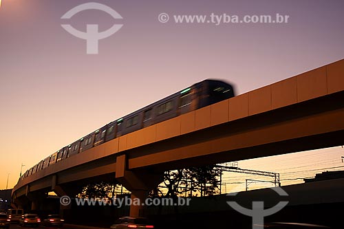  Subject: Train passing through on the Metro viaduct in the Praça da Bandeira (Bandeira Square) / Place: Rio de Janeiro city - Rio de Janeiro state - Brazil / Date: 20/07/2010 