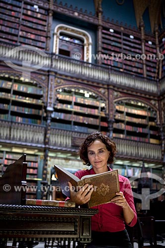  Subject: Reader inside Real Gabinete Portugues de Leitura  / Place:  Rio de Janeiro city - Rio de Janeiro state  / Date: 06/2010 