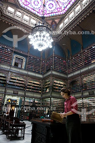  Subject: Reader inside Real Gabinete Portugues de Leitura  / Place:  Rio de Janeiro city - Rio de Janeiro state  / Date: 06/2010 