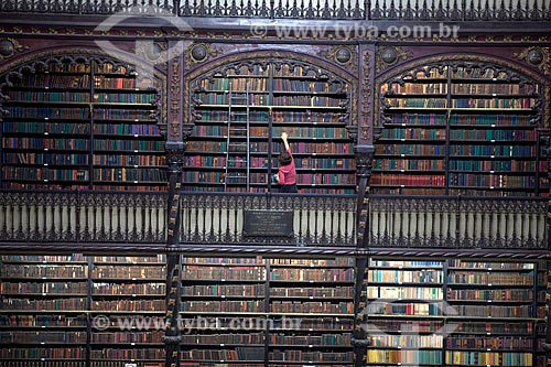 Subject: Reader inside Real Gabinete Portugues de Leitura  / Place:  Rio de Janeiro city - Rio de Janeiro state  / Date: 06/2010 