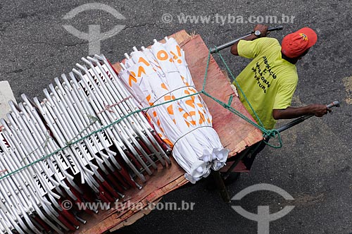  Subject: Man carrying a cart with beach chairs and sun umbrellas during the summer in Copacabana  / Place:  Rio de Janeiro city - Rio de Janeiro state - Brazil  / Date: 01/2009  