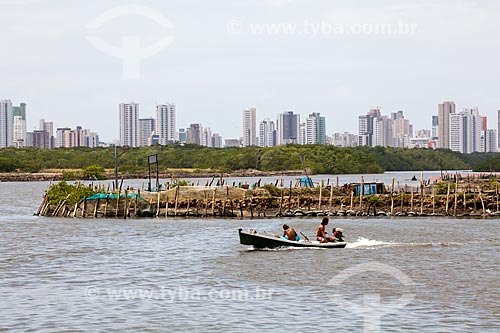  Subject: Boat on the Ilha de Deus (Deus Island) with the buildings of the Boa Viagem beach in the background  / Place:  Recife city - Pernambuco state - Brazil  / Date: 14/10/2010 