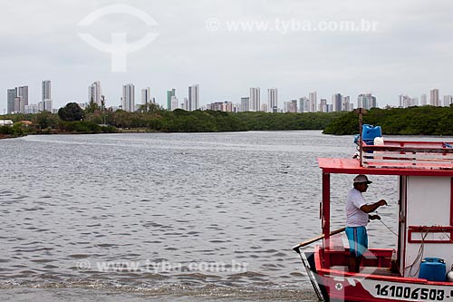  Subject: Fishing boat on the Capibaribe river with the buildings of the Boa Viagem beach in the background  / Place:  Recife city - Pernambuco state - Brazil  / Date: 14/10/2010 