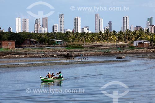  Subject: Boat on the Capibaribe river with the buildings of the Boa Viagem beach in the background  / Place:  Recife city - Pernambuco state - Brazil  / Date: 14/10/2010 