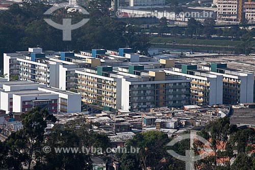  Subject: Habitational complex - Alexandre Mackenzie condominium and a part of the Nova Jaguare slum in front of it  / Place:  Jaguare neighborhood - Sao Paulo city - Sao Paulo state - Brazil  / Date: 06/10/2010 