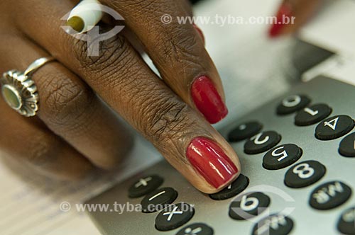  Subject: Detail of a womans hand using a calculator  / Place:  / Date: 10/2010 