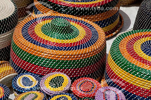  Subject: Basketry - Handicraft made with vegetable fibers and cellophane  / Place:  near Gunga beach - Alagoas state - Brazil  / Date: 2011 