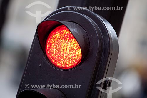  Subject: Traffic light in the streets of Paris  / Place:  Paris - France  / Date: 11/2010 