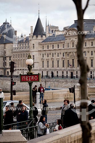  Subject: Metro station - entrance  / Place:  Paris - France  / Date: 11/2010 