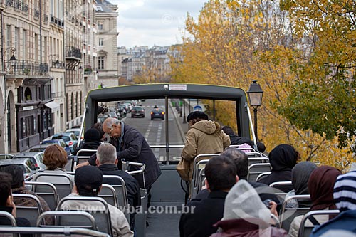  Subject: Tour bus in the streets of Paris  / Place:  Paris - France  / Date: 11/2010 