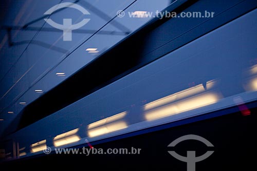 Subject: Light streaks in a train  / Place:  Paris - France  / Date: 11/2010 