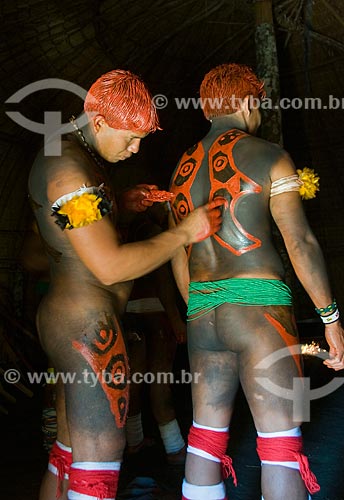  Subject: Body painting for the Kuarup ritual in the Kalapalo village - Xingu Indian Park  / Place:  Querencia - Mato Grosso state - Brazil  / Date: 07/2009 