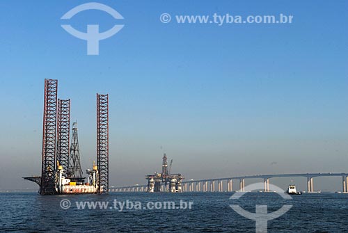  Subject: Floating platforms in the Guanabara Bay with Rio-Niteroi Bridge in the background / Place: Rio de Janeiro city - Rio de Janeiro state - Brazil  / Date: 09/2009 