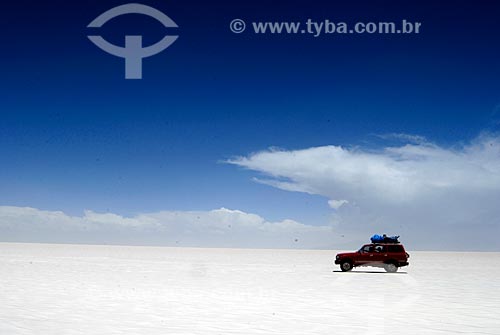  Subject: Car crossing the Salar de Uyuni*Largest salt plain in the world / Place: Bolivia - South America / Date: 01/2011 