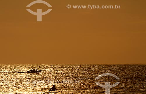  Subject: Surfer in Great beach with people on the boat the bottom / Place: Arraial do Cabo city - Rio de Janeiro state (RJ) - Brazil / Date: 03/2011 