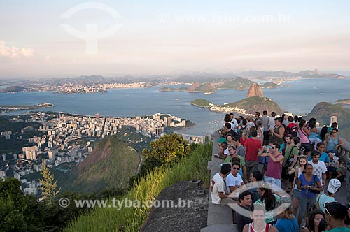 Subject: Tourists at the Corcovado viewpoint observing the Sugar Loaf on Guanabara Bay / Place: Rio de Janeiro city  -  Rio de Janeiro state  -  Brazil / Date: Fevereiro de 2010 