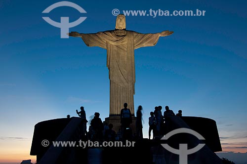  Subject:  Christ the Redeemer and tourists at twilight / Place: Rio de Janeiro  -  Rio de Janeiro  -  Brasil / Date: Fevereiro de 2010 