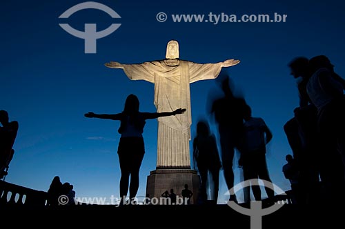  Subject:  Christ the Redeemer and tourists at twilight / Place: Rio de Janeiro  -  Rio de Janeiro  -  Brasil / Date: Fevereiro de 2010 