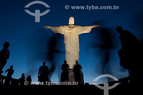  Subject:  Christ the Redeemer and tourists at twilight / Place: Rio de Janeiro  -  Rio de Janeiro  -  Brasil / Date: Fevereiro de 2010 