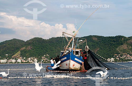  Subject: Fisherman boat at  Guanabara Bay  with  Niteroi in the background / Place: Niteroi city  -  Rio de Janeiro state  -  Brazil  / Date: 02/2011 