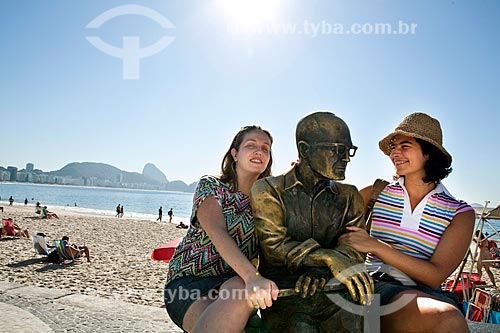  Subject: Friends sitting beside the statue of poet Carlos Drummond de Andrade - DC nº 89 e nº 90 / Place: Rio de Janeiro city - Rio de Janeiro state (RJ) - Brazil / Date: 04/2011 