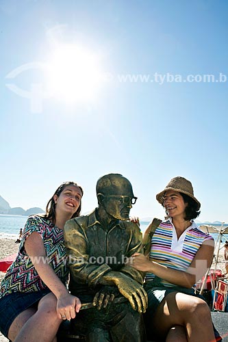  Subject: Friends sitting beside the statue of poet Carlos Drummond de Andrade - DC nº 89 e nº 90 / Place: Rio de Janeiro city - Rio de Janeiro state (RJ) - Brazil / Date: 04/2011 