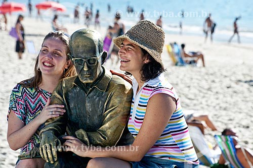  Subject: Friends sitting beside the statue of poet Carlos Drummond de Andrade - DC nº 89 e nº 90 / Place: Rio de Janeiro city - Rio de Janeiro state (RJ) - Brazil / Date: 04/2011 