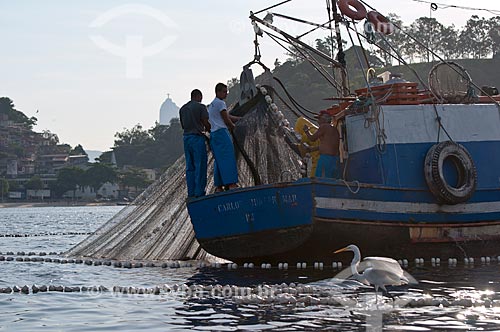  Subject: View of fishermen on the boat / Place: Rio de Janeiro city - Rio de Janeiro state (RJ) - Brazil / Date: 02/2010 