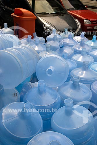  Subject: Gallons of water on the sidewalk of Presidente Vargas Avenue / Place: City center - Rio de Janeiro city - Rio de Janeiro state (RJ) - Brazil / Date: 12/2009 