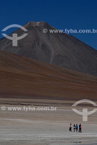  Subject: Tourists at White Lagoon (Laguna Blanca)  / Place: Bolivia - South America / Date: 01/2011 