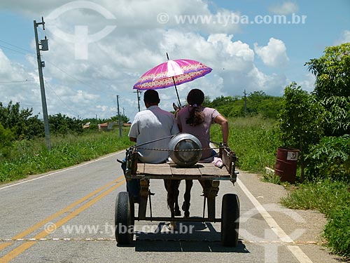  Subject: Couple carrying a gas canister in cart / Place: Fronteiras city - Piaui state (PI) - Brazil / Date: 03/2011 