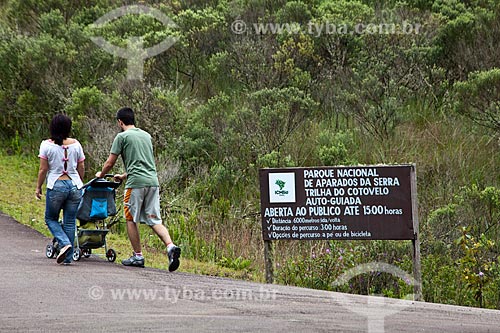  Subject: Couple with baby cart in the Aparados da Serra National Park / Place: Cambara do Sul city - Rio Grande do Sul state (RS) - Brazil / Date: 03/2011 