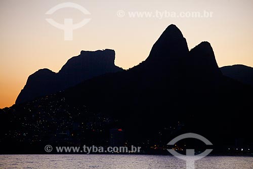  Subject: Two Brothers Mountain, Rock of Gavea and Vidigal slum seen from Arpoador / Place: Rio de Janeiro city - Rio de Janeiro state (RJ) - Brazil / Date: 04/2011 