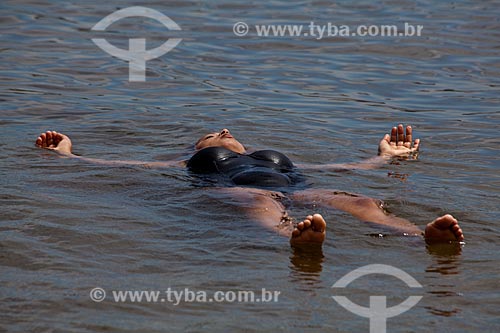  Subject: Woman floating on the beach of Urca / Place: Urca neighborhood - Rio de Janeiro city - Rio de Janeiro state (RJ) - Brazil / Date: 02/2011 
