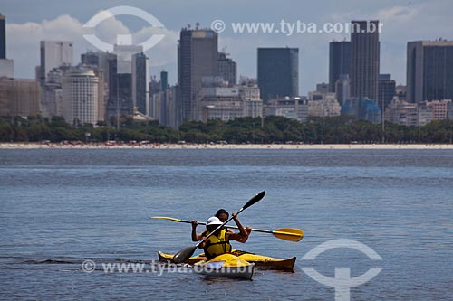  Subject: People kayaking on the beach of Urca with Flamengo Beach in the background / Place: Urca neighborhood - Rio de Janeiro city - Rio de Janeiro state (RJ) - Brazil / Date: 02/2011 