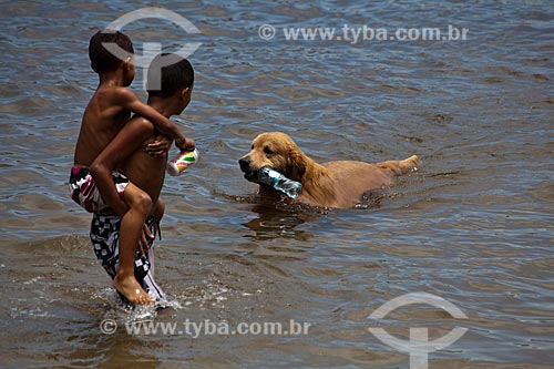  Subject: Children with dog on Urca Beach / Place: Urca neighborhood - Rio de Janeiro city - Rio de Janeiro state (RJ) - Brazil / Date: 02/2011 