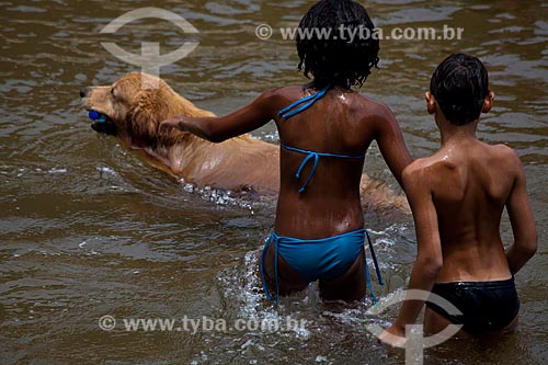  Subject: Children with dog on Urca Beach / Place: Urca neighborhood - Rio de Janeiro city - Rio de Janeiro state (RJ) - Brazil / Date: 02/2011 
