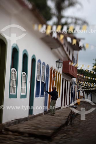  Subject: Man entering colonial houses / Place: Paraty city - Rio de Janeiro state (RJ) - Brazil / Date: 07/2011 